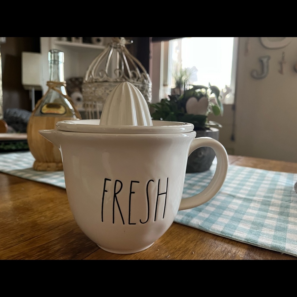 Rae Dunn “Fresh” juicer.  Never used- just display purposes.